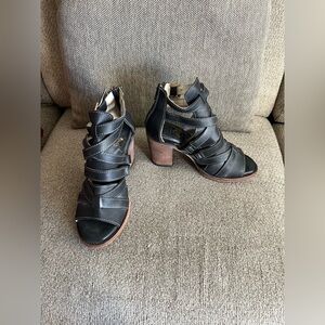 Freebird By Steven Black Claw Strappy Genuine Leather Open Toe Heel Size 7